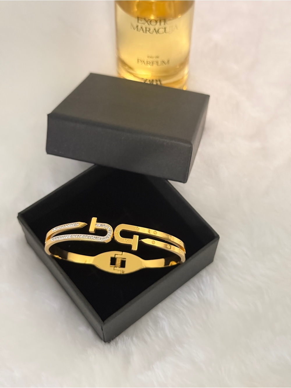 Gold Round-Link Women's Bracelet with Crystal Accent